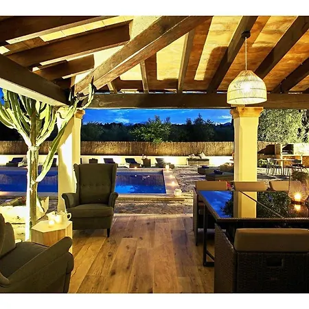 펜션 Spektakulaere Neu Renovierte In By Interhome *